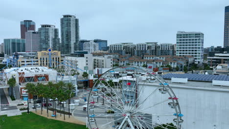 Das-Pike-Riesenrad-Und-Die-Skyline-Der-Stadt-Long-Beach-–-Aufsteigende-Luftaufnahme