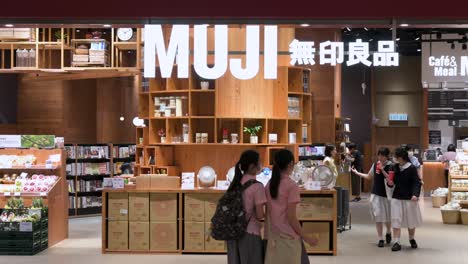 Se-Ven-Compradores-Chinos-En-La-Multinacional-Japonesa-De-Venta-Minorista-De-Ropa-Y-Hogar,-Muji,-Tienda-En-Hong-Kong