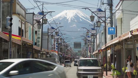 Calle-Shimoyoshida-Honcho-Llena-De-Tráfico-Monte-Fuji-Yamanashi-Japón-Vista-Cinematográfica-En-Un-Día-Soleado