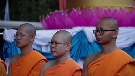 Porträtaufnahme-Von-Drei-Mönchen-Oder-Bikhu-Am-Vesak-Tag-Im-Mendut-Tempel-In-Asien