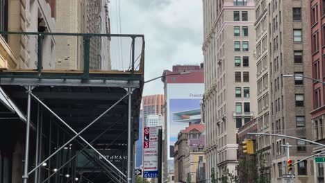 POV-Gehen-über-Den-Bürgersteig-Und-Blick-Auf-Die-Manhattan-Street-Mit-Hochhäusern-Auf-Beiden-Seiten