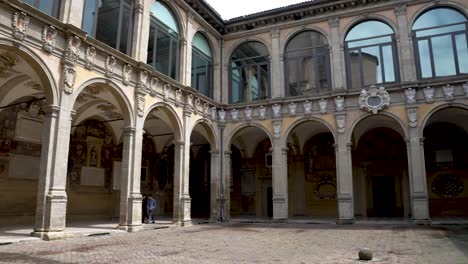 Hermoso-Patio-Interior-De-Arquitectura-Antigua-Del-Palacio-Dell&#39;Archiginnasio-Que-Alberga-La-Biblioteca-Municipal-Y-El-Famoso-Teatro-Anatómico.