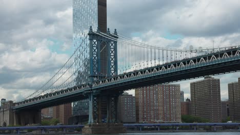 Manhattan-Bridge-Mit-Blick-Auf-Ein-Apartment-Am-Manhattan-Square-Von-Der-Anderen-Seite-Des-East-River