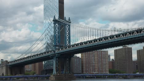 Puente-De-Manhattan-Con-Vista-A-Un-Apartamento-De-Manhattan-Square-Vista-Desde-El-Otro-Lado-Del-Río-Este