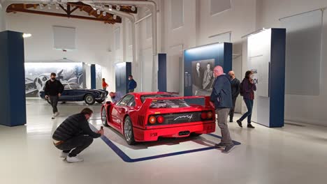 Touristen-Fotografieren-Den-Supersportwagen-Ferrari-F40-Im-Museum-Enzo-Ferrari-Modena,-Italien