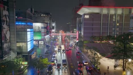 Vuelo-Aéreo-Hacia-Adelante-Sobre-La-Carretera-Con-Tráfico-En-El-Centro-De-La-Ciudad-De-Taipei-Durante-El-Día-Lluvioso-Por-La-Noche---Vallas-Publicitarias-Digitales-Y-Publicidad-En-El-Edificio
