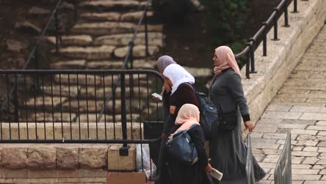 Mujeres-Musulmanas-Caminando-A-Través-De-La-Antigua-Muralla-De-La-Ciudad-Cultura-De-Oriente-Medio-Mujeres-Auténticas-Derechos-De-Diversidad