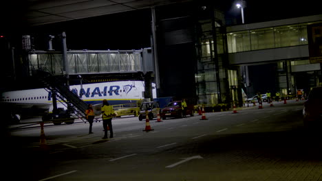 Mantenimiento-Del-Aeropuerto-En-Previsión-De-Los-Pasajeros-Que-Se-Mueven-En-La-Pista-Por-La-Noche.