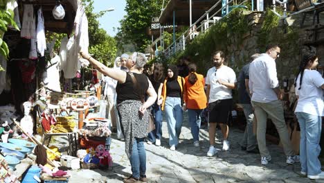 Concurrida-Escena-De-Una-Calle-Adoquinada-En-El-Mercado-Del-Pueblo-Turco-Que-Vende-Artesanía-Local.