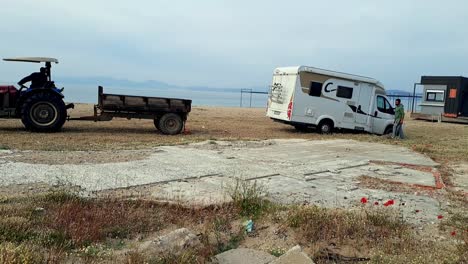 Touristenwohnmobil-Steckt-Im-Sand-Am-Strand-Fest,-Traktor-Hilft-Bei-Der-Bergung-Des-Fahrzeugs