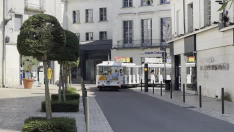 Tren-Turístico-En-Tours-Francia-Aloja-Calles-Que-Ofrecen-Información-Y-Presentación-Visual-Sobre-La-Ciudad.