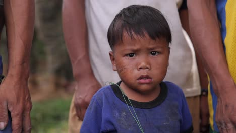 Traurige-Asiatische-Kinderarmut,-Die-In-Einem-Kleinen-Dorf-In-Den-Armen-Ethnischen-Philippinen-In-Den-Bergen-Lebt