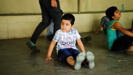 Primer-Plano-De-Un-Amoroso-Niño-Con-Retraso-Mental-Que-Hace-Ejercicio-Para-Mantenerlo-Sano,-Derecho-A-La-Educación