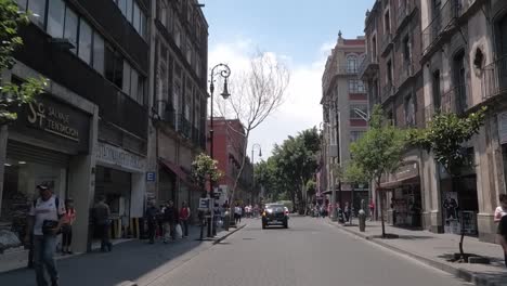 Conduciendo-Por-La-Calle-Tacuba,-Una-De-Las-Calles-Más-Antiguas-De-La-Ciudad-De-México