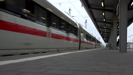 Plataforma-De-Salida-Del-Tren-De-Alta-Velocidad-Deutsche-Bahn-En-La-Estación-Principal-De-Frankfurt