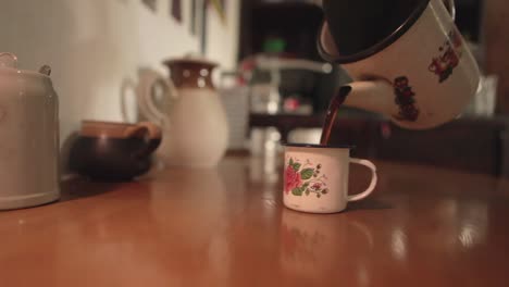 Serviert-Kaffee-Mit-Schwenkbewegung