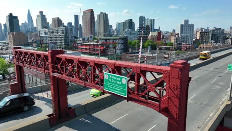 Willkommen-In-Queens,-New-York-Schild-Auf-Der-Pulaski-Brücke,-Die-Greenpoint,-Brooklyn-Und-Long-Island-City,-Queens-Verbindet