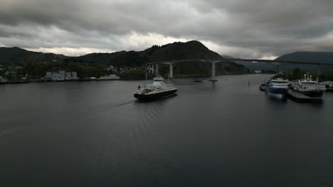 Fjord1-„Hornelen“-Fähre-Nähert-Sich-Einer-Brücke-In-Måløy,-Norwegen