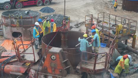 Chinesische-Ingenieurarbeiter-Werden-Bei-Einem-Bauprojekt-In-Hongkong-Gesehen