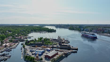 Das-Kreuzfahrtschiff-Der-Viking-Line-Verließ-Stockholm-Und-Steuerte-Marieholm-Vor-Finnland-Und-Estland-An---Sommeraufnahme