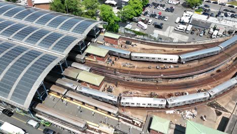 Luftaufnahme-Von-Zwei-New-Yorker-U-Bahnen,-Die-In-Den-Bahnhof-In-New-York-Einfahren