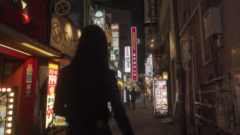 Nachtansicht-Von-Einheimischen,-Die-Die-Shinjuku-Straße-Entlang-Gehen,-Vorbei-An-Restaurants-Mit-Beworbenen-Menüs