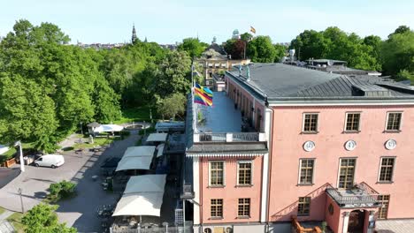 Stolze-Regenbogenfahne-Weht-Zusammen-Mit-Skandinavischen-Flaggen-In-Der-Sonne-Auf-Dem-Dach-Des-Nordic-Hotels-In-Schweden---Hotel-Hasselbacken-Stockholm