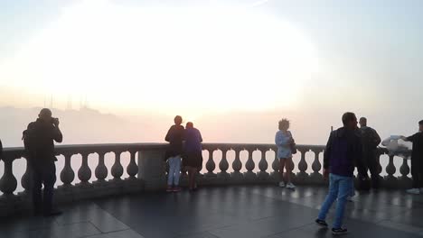 Turistas-Disfrutando-De-Los-Fenómenos-Meteorológicos-De-Las-Nubes-En-Movimiento-Desde-El-Punto-De-Vista-Del-Cristo-Redentor-En-La-Cima-De-La-Montaña-Corcovado.