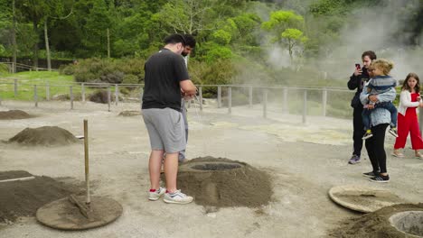 Azoren:-Traditioneller-Caldo-das-Furnas-Eintopf-Aus-Einem-Vulkanschlot