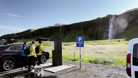 Island-–-Begeben-Sie-Sich-Auf-Eine-Entdeckungsreise,-Während-Seljalandsfoss-Seine-Majestätische-Schönheit-Offenbart-Und-Sie-Einlädt,-Seine-Geheimnisse-Zu-Entdecken