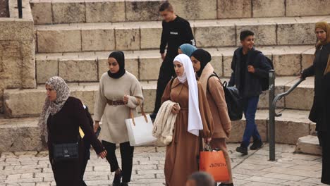 Mujeres-Musulmanas-Caminando-En-La-Ciudad-Del-Medio-Oriente