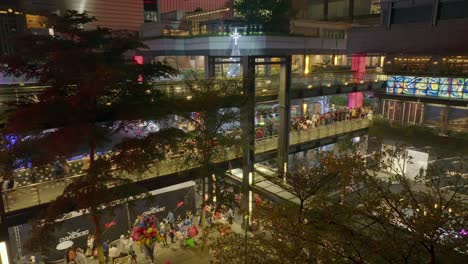 Luftaufnahme-Zeigt-Eine-Menschenmenge,-Die-Während-Der-Weihnachtszeit-Nachts-Im-Einkaufszentrum-Einkauft---Stadt-Taipeh,-Taiwan