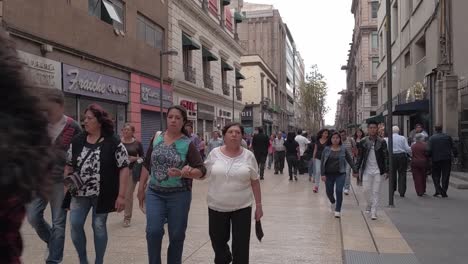 Massen-Unterschiedlicher-Menschen-Schlendern-Durch-Die-Straßen-Von-Mexiko-Stadt