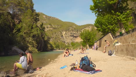 Turistas-Durante-Las-Vacaciones-En-Los-Baños-Termales-De-Fuente-De-Los-Baños-En-Montanejos,-España