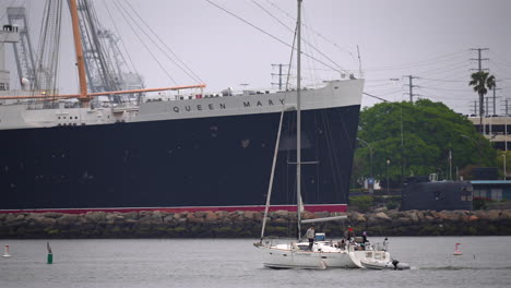 Segelboot-Segelt-An-Der-Historischen-RMS-Queen-Mary-Im-Yachthafen-Von-Long-Beach-Vorbei