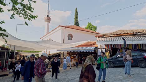 Türkischer-Marktplatz-Im-Dorf-Sirince-Mit-Hohem-Minarett-Im-Hintergrund