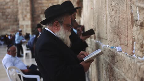 Jerusalén,-Israel:-Judíos-Jasídicos-Ortodoxos-Rezando-Ante-El-Muro-De-Las-Lamentaciones-En-Jerusalén