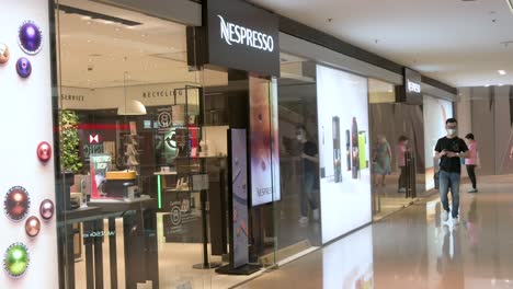 Clientes-Chinos-Pasan-Por-La-Tienda-Suiza-De-Alta-Gama-Y-Líder-Mundial-En-Cápsulas-De-Café-Nespresso-En-Hong-Kong