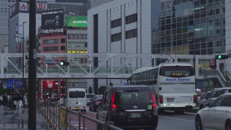 Am-Frühen-Abend-Fährt-An-Einem-Grauen,-Bewölkten-Tag-Der-Verkehr-In-Shinjuku-Vorbei