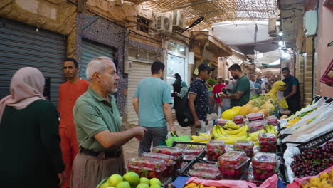 Gente-Comprando-Frutas-Frescas-En-El-Mercado-De-Ghardaia,-Argelia.