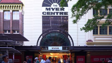 Statische-Aufnahme-Der-Außenfassade-Des-Gebäudes,-Bevor-Myer-Nach-Mehr-Als-Drei-Jahrzehnten-Seinen-Flaggschiff-Store-In-Brisbanes-Queen-Street-Mall-Schließt