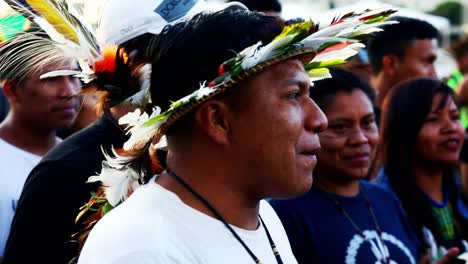Marsch-Mit-Indigenem-Gesang-Und-Tanz,-Der-Für-Bessere-Rechte-Fordert