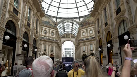 Turistas-En-La-Galería-Comercial-Más-Antigua-De-Italia,-Vittorio-Emanuele-II,-Milán