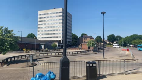 Bishop-Auckland-Busbahnhof-An-Einem-Strahlend-Sonnigen-Tag,-Schwenk