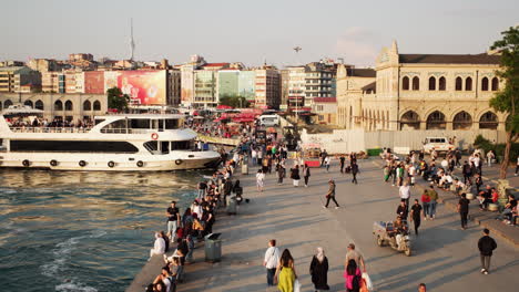 Spazierende-Menschenmenge-Bei-Sonnenuntergang-An-Der-Küste-Des-Kadiköy-Platzes-In-Istanbul-Und-Am-Haldun-Taner-Theatergebäude