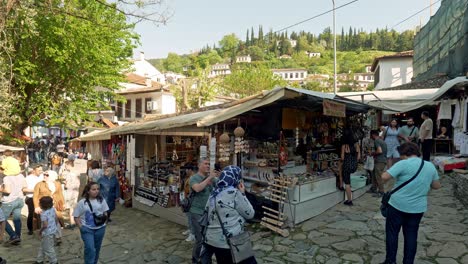 Die-Leute-Besuchen-Das-Hübsche-Bergdorf-Sirince,-Um-Lokale-Kunsthandwerkssouvenirs-Zu-Kaufen