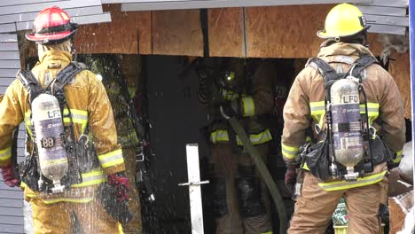 Feuerwehrleute-Arbeiten-Bei-Gebäudebrand