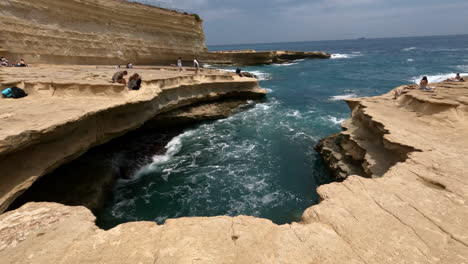 Un-Acantilado-Rocoso-A-Lo-Largo-De-La-Nación-Insular-De-Malta-Con-Una-Erosión-Significativa:-Revela-La-Inclinación-Hacia-Abajo
