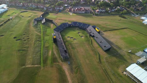 Vorbereitungen-Für-Das-Open-2023-Im-Royal-Liverpool-Golf-Club,-Wirral,-Großbritannien-–-Luftdrohne-18.-Grün-Im-Uhrzeigersinn,-Schwenk-Von-Oben