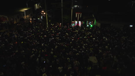 Gente-De-Fiesta-En-El-Carnaval-Batalla-De-Flores,-En-Las-Calles-Nocturnas-De-Barranquilla,-Colombia---Vista-Aérea